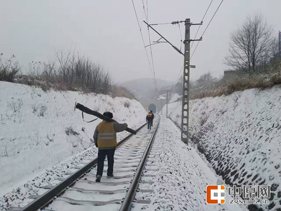 打冰人踏着积雪走在通向隧道的小路上.jpg