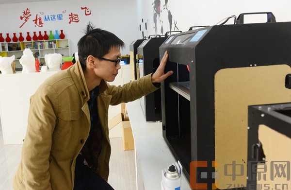 郑州智高电子科技有限公司的3D打印机.jpg