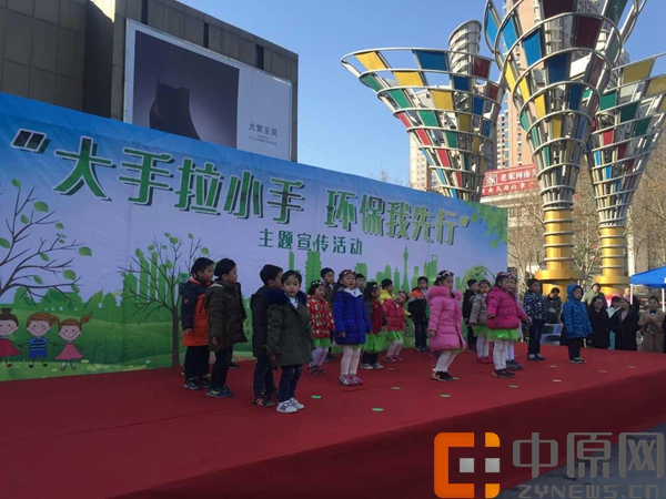 幼儿园的孩子们还表演了舞蹈《炫彩中国梦》.jpg