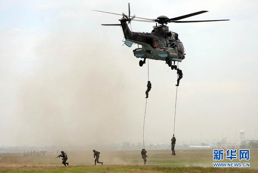 5月2日,在保加利亚普罗夫迪夫市,参加军事训练的士兵进行直升机速降.