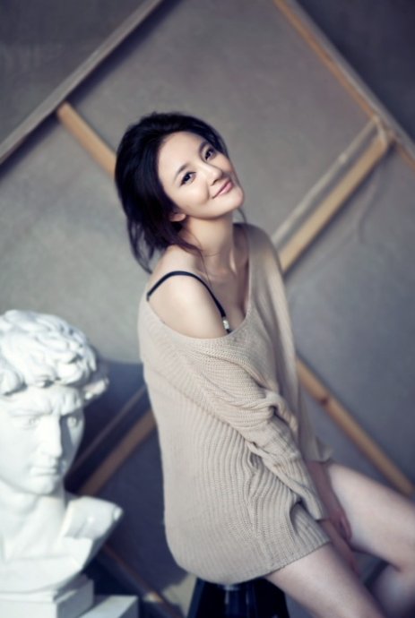【图集大全】"明玉格格"刘雨欣性感写真 男人装大片hold住你!