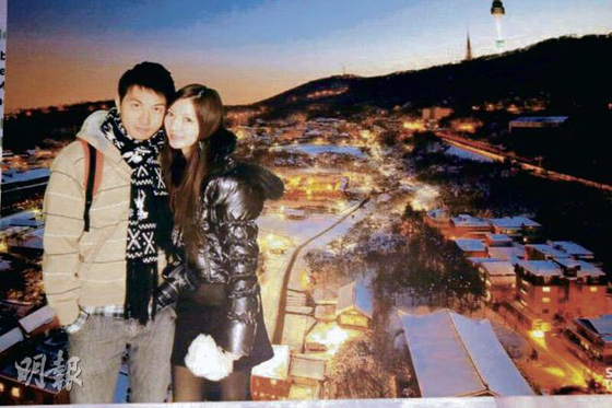 候选港姐钟丽与男友艳照流出 骚胸半露意态诱人(组图)