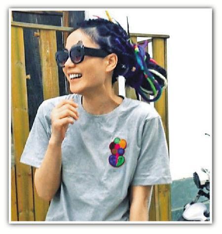 王菲戴蜥蜴墨镜扎十余小辫嫩似少女 又潮又有型(图)