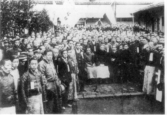 1912年12月8日,孙中山在杭州出席国民党浙江支部欢迎演讲后合影.