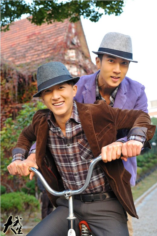 组图:吴尊全家福曝光 家世显赫与文莱王室世交