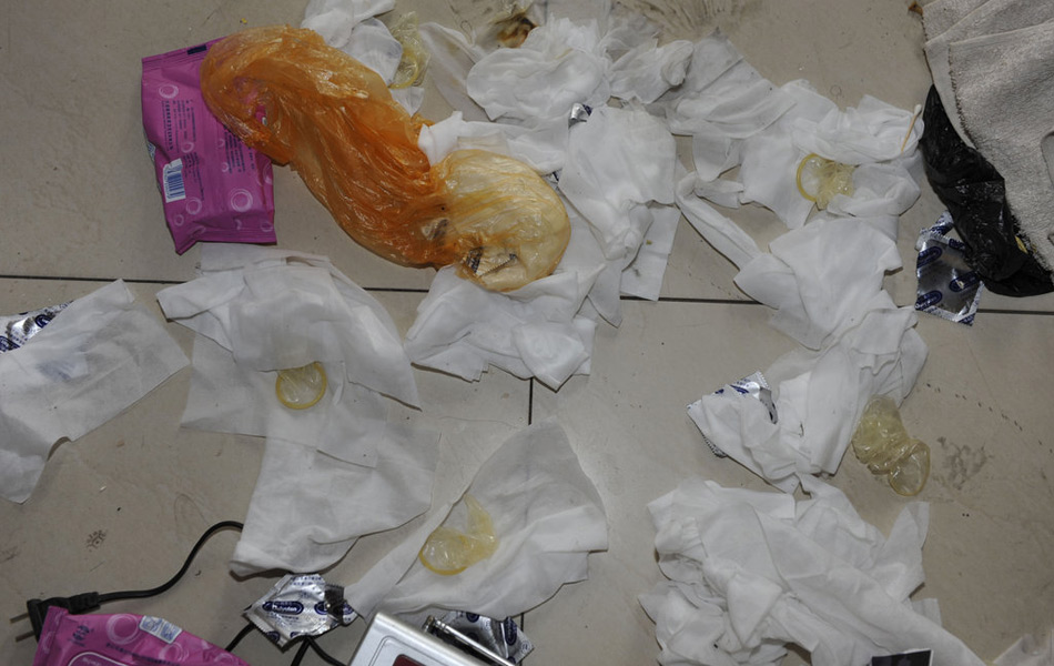 立刻全员弃店逃跑,地面上残留的使用过的安全套和纸巾