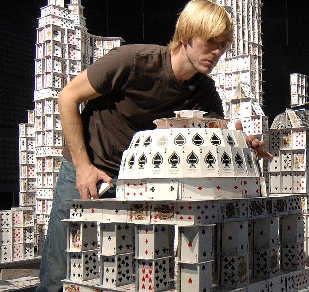 美艺术家用纸牌搭出世界著名建筑组图