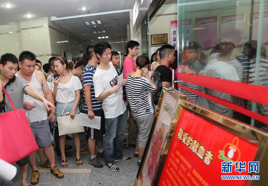 图文:动车追尾现场全纪录 d301次列车司机潘一恒胸口被闸把穿透英勇