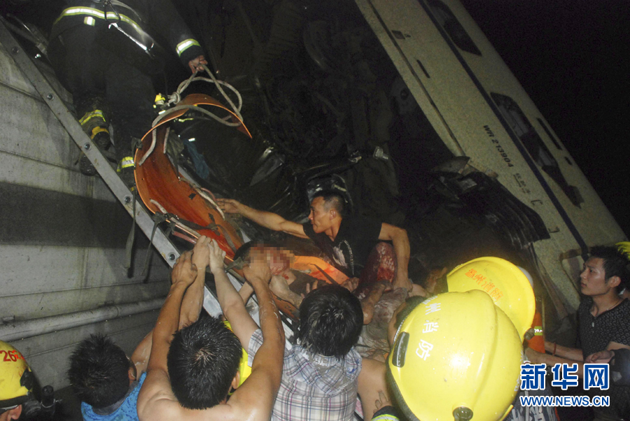 图文:动车追尾现场全纪录 d301次列车司机潘一恒胸口被闸把穿透英勇