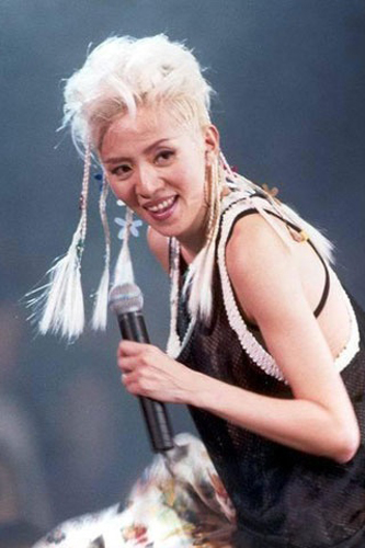 梅艳芳梅艳芳在1992年就曾因为在酒吧里不肯为黑社会献唱而遭掌掴