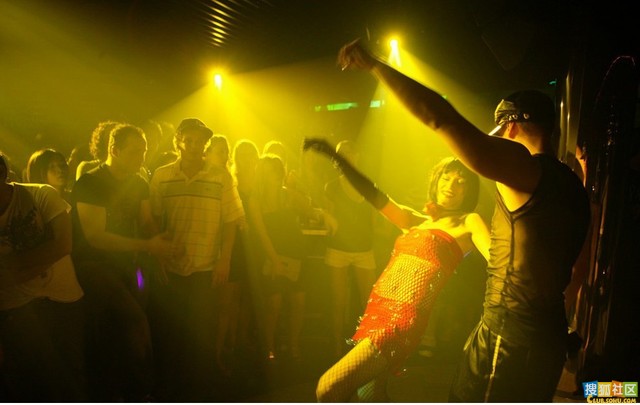组图实拍上海夜店糜烂夜生活美女大跳艳舞寂寞的人们伤不起