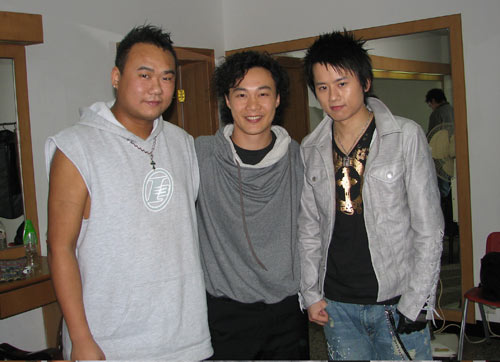 二人与陈奕迅合影