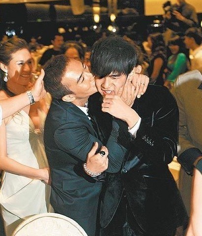 男星与男星公开激吻舌吻照大全吻吧吻吧开心就好组图