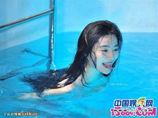范冰冰罕见春光照网络疯传 肉色大领纱裙不慎走光(组图)