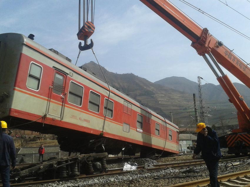 宝天铁路发生货物列车脱轨事故 无人员伤亡/组图