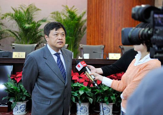 市人大常委会秘书长范强接受媒体采访