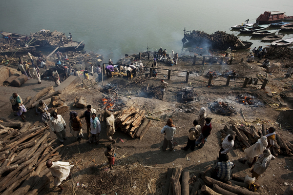 印度恒河露天火葬场图片