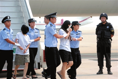 暴力手段侵害在安哥拉中国人 37名嫌犯被押解回国(图)