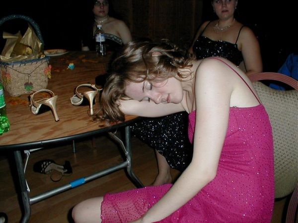 女人喝醉酒 丑态百出图片