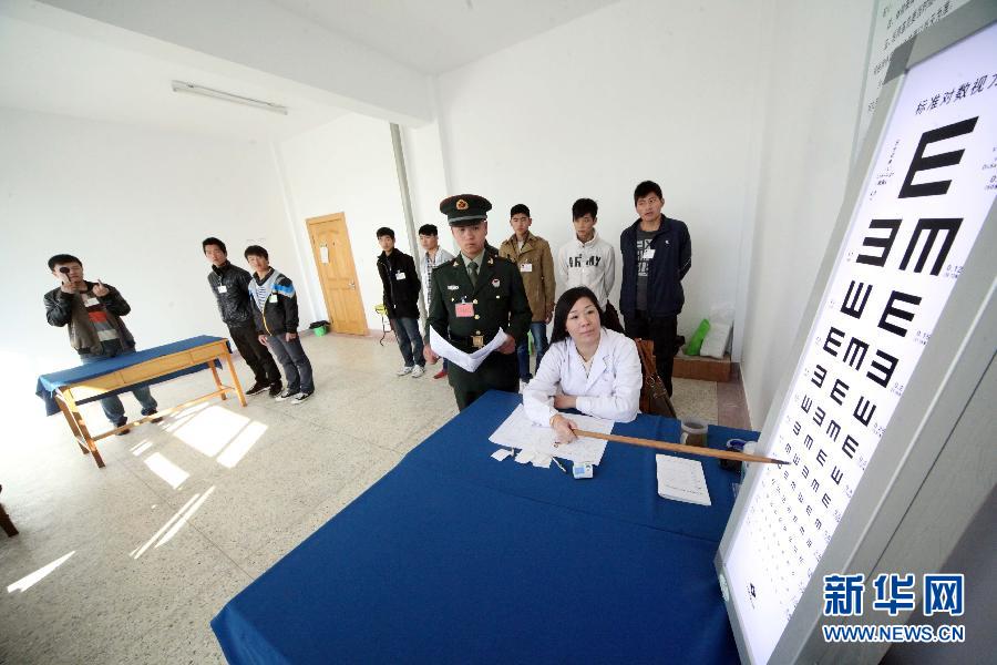 组图:实拍解放军征兵体检