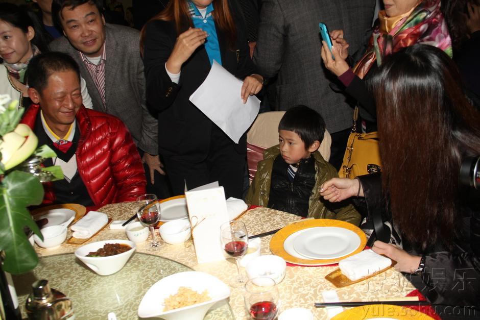 组图:王志文与妻子陈娟红携儿子亮相 秀父爱不谈醉驾