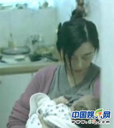 李小璐晒喂奶照秀母爱 众女星哺乳照频走光(组图)