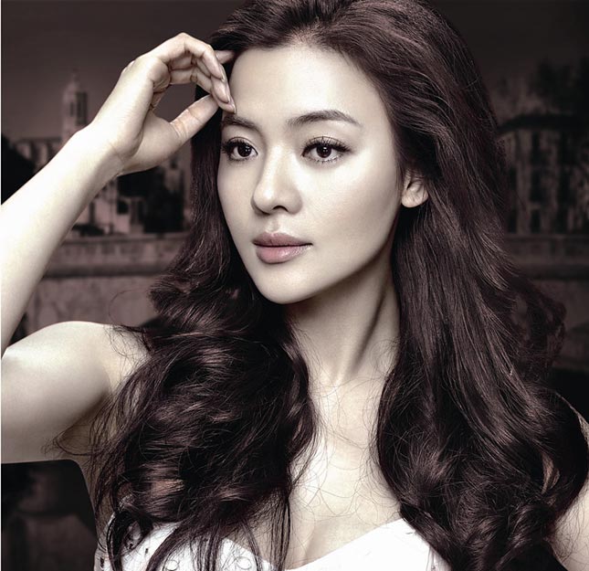 组图:陈思思脱军装性感出镜 2013年历写真曝光