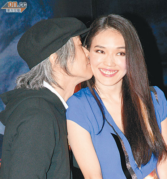 舒淇与周星驰当众频亲吻(组图)