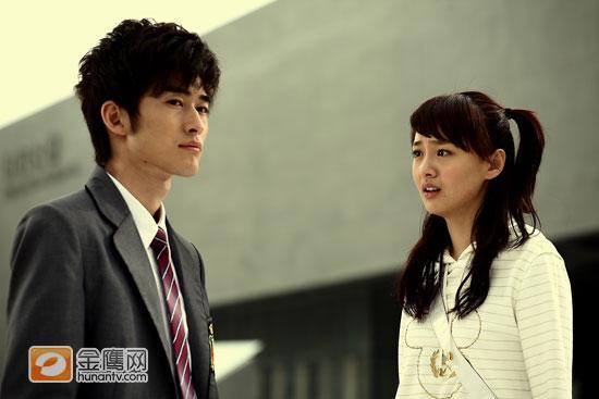 郑爽回应整形:化妆服饰变成熟 网传整容前最后一次视频曝光