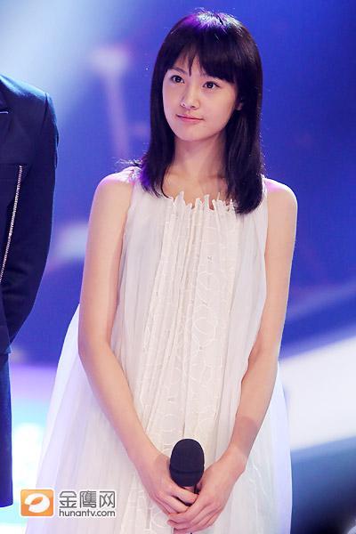 郑爽回应整形:化妆服饰变成熟 网传整容前最后一次视频曝光