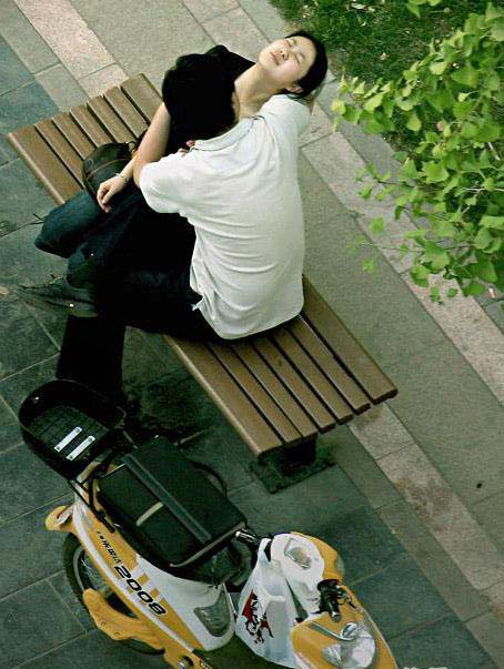 组图:盘点公众场合龌龊行为 高铁搓脚妹节操碎一地