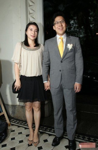 组图:曝郭晶晶已怀5个月男胎 霍震霆微笑作答