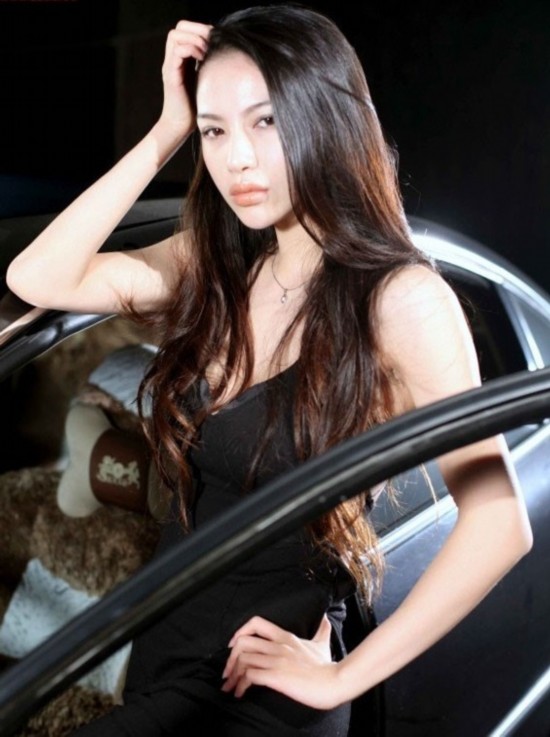 组图:潘霜霜晒庞巴迪三轮限量版敞篷跑车 附私拍写真