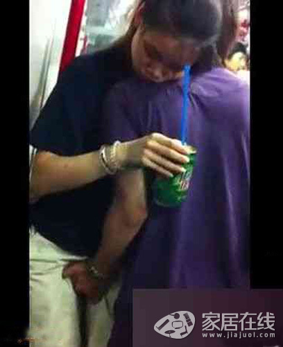 组图:地铁上演活春宫男女忘我 地铁不雅行为遭唾弃