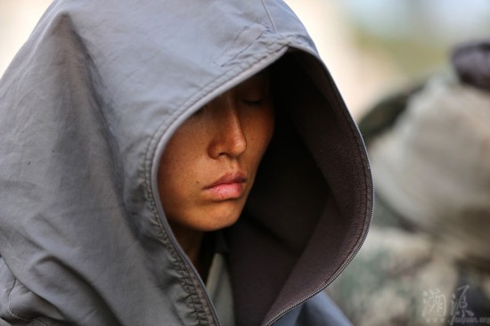 实拍中国女性苦行僧的"行脚"生活