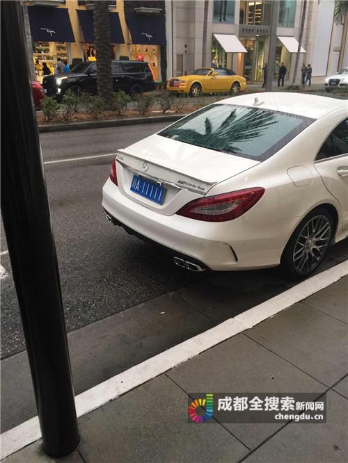 出现在美国加州的成都牌照奔驰车.(图片由网友提供)